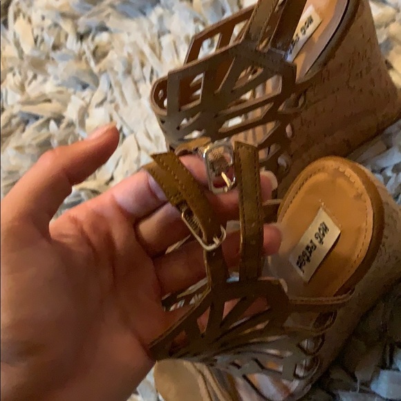 Tan strappy wedges - Picture 5 of 6